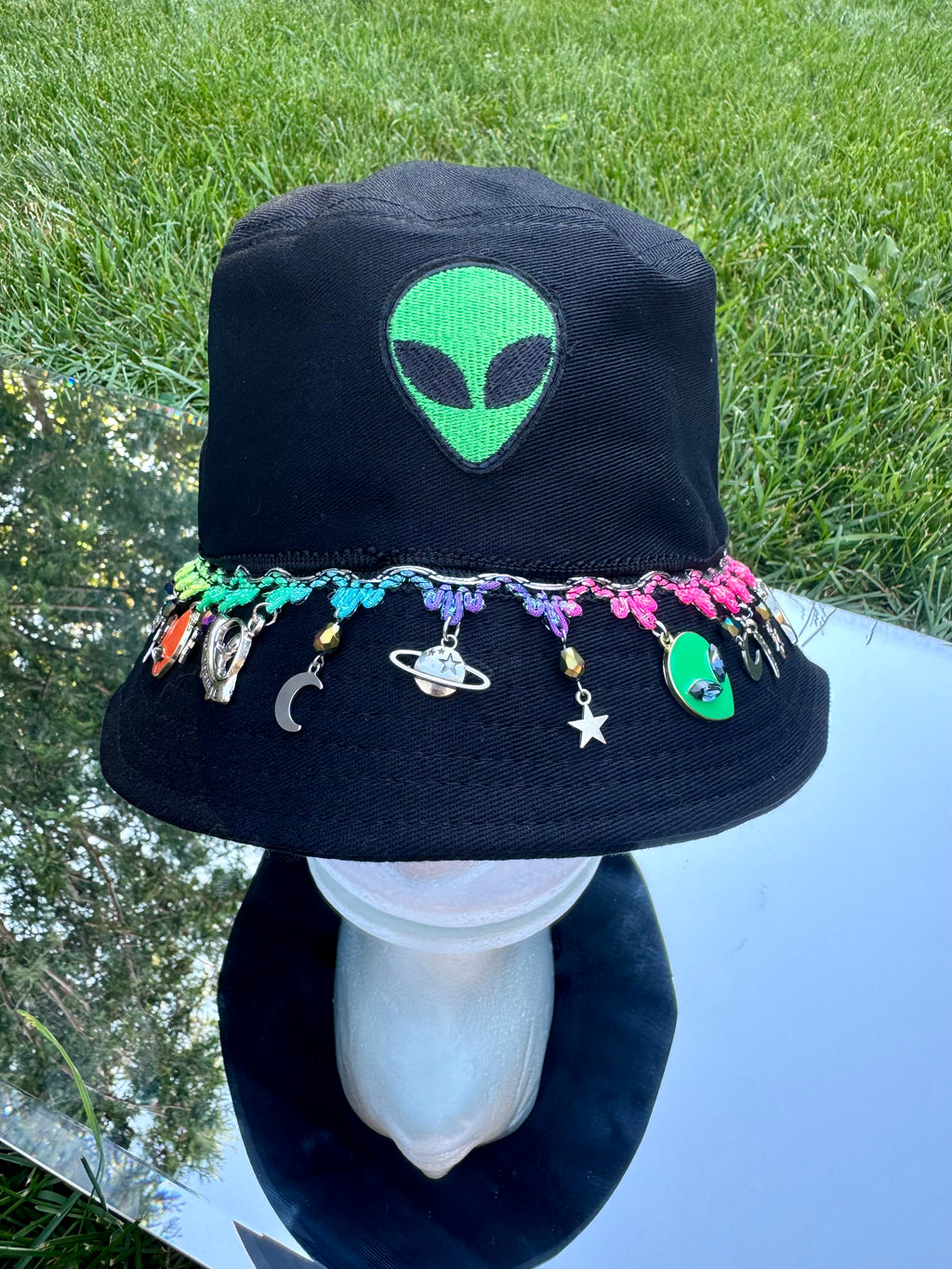 ALIEN GALAXY BUCKET HAT
