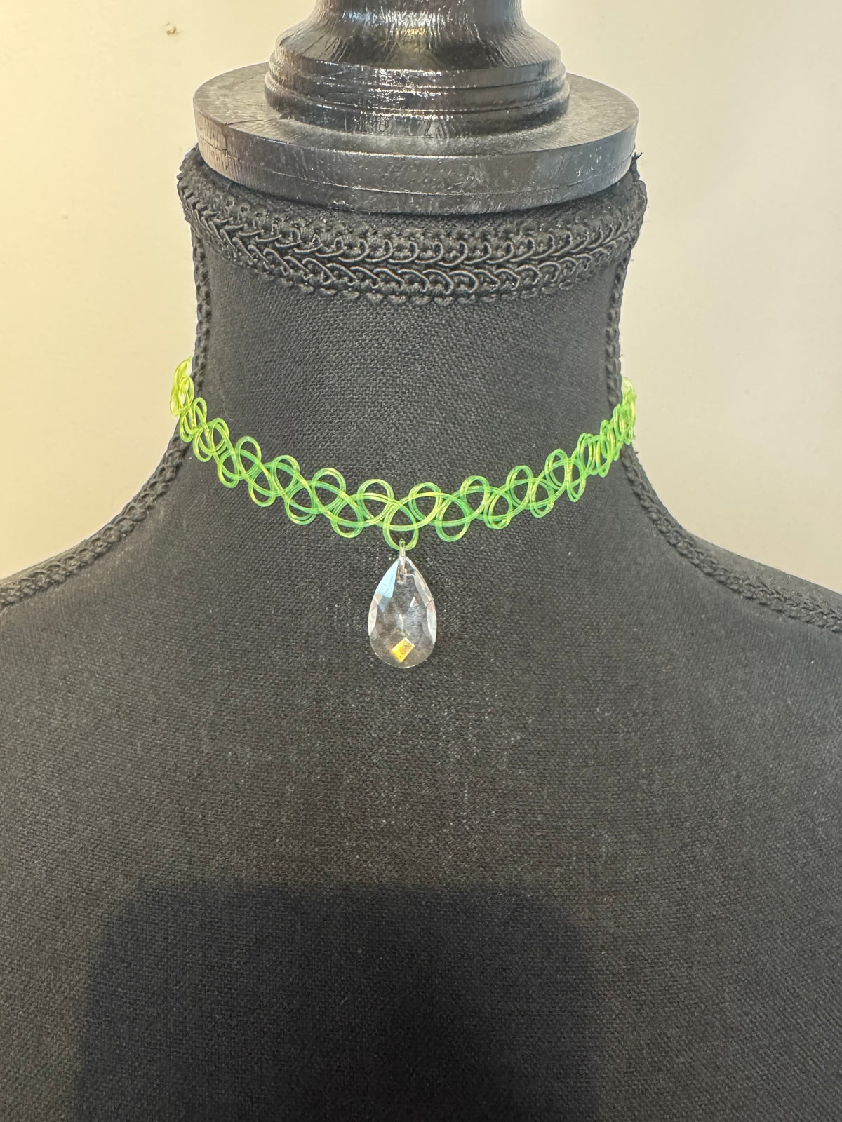 CRYSTAL LIME GREEN CHOKER