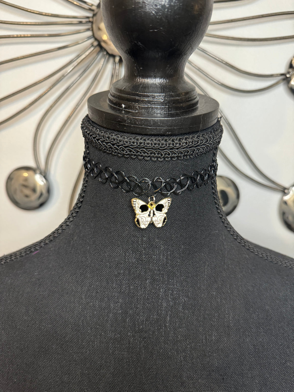 MOTH CHOKER