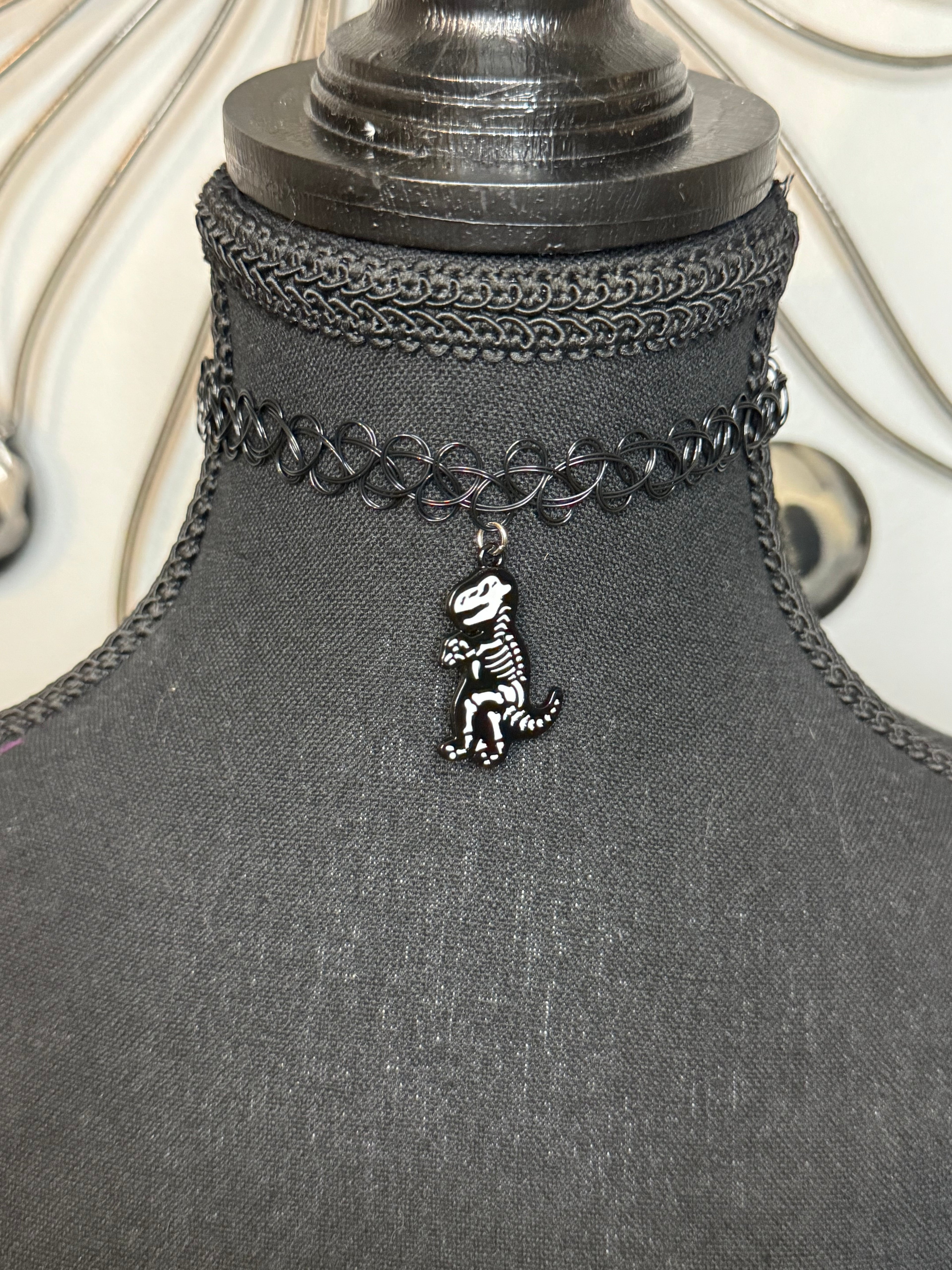 DINO SKELETON CHOKER
