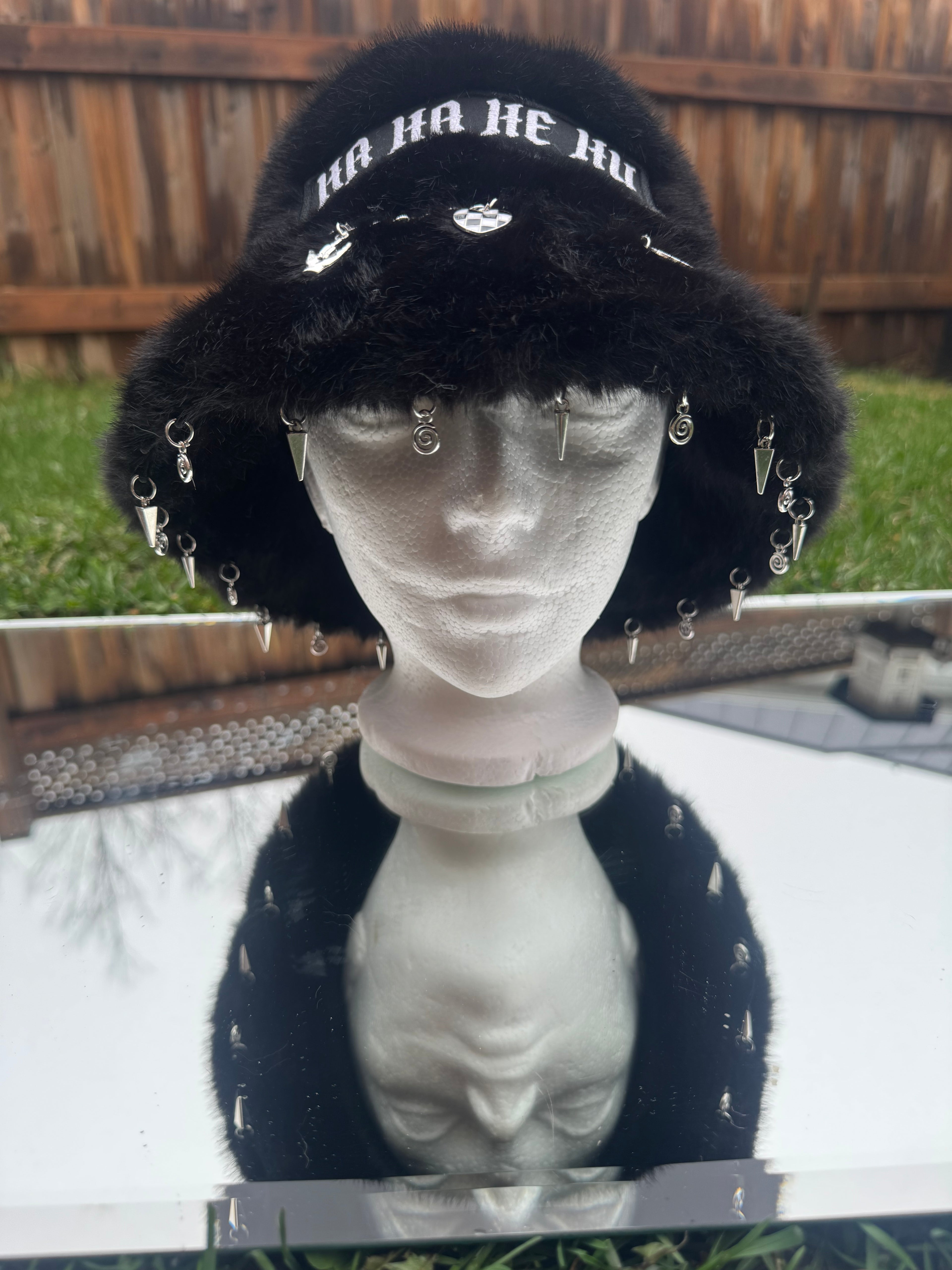 BLACK FURRY HAHAHEHU BUCKET HAT
