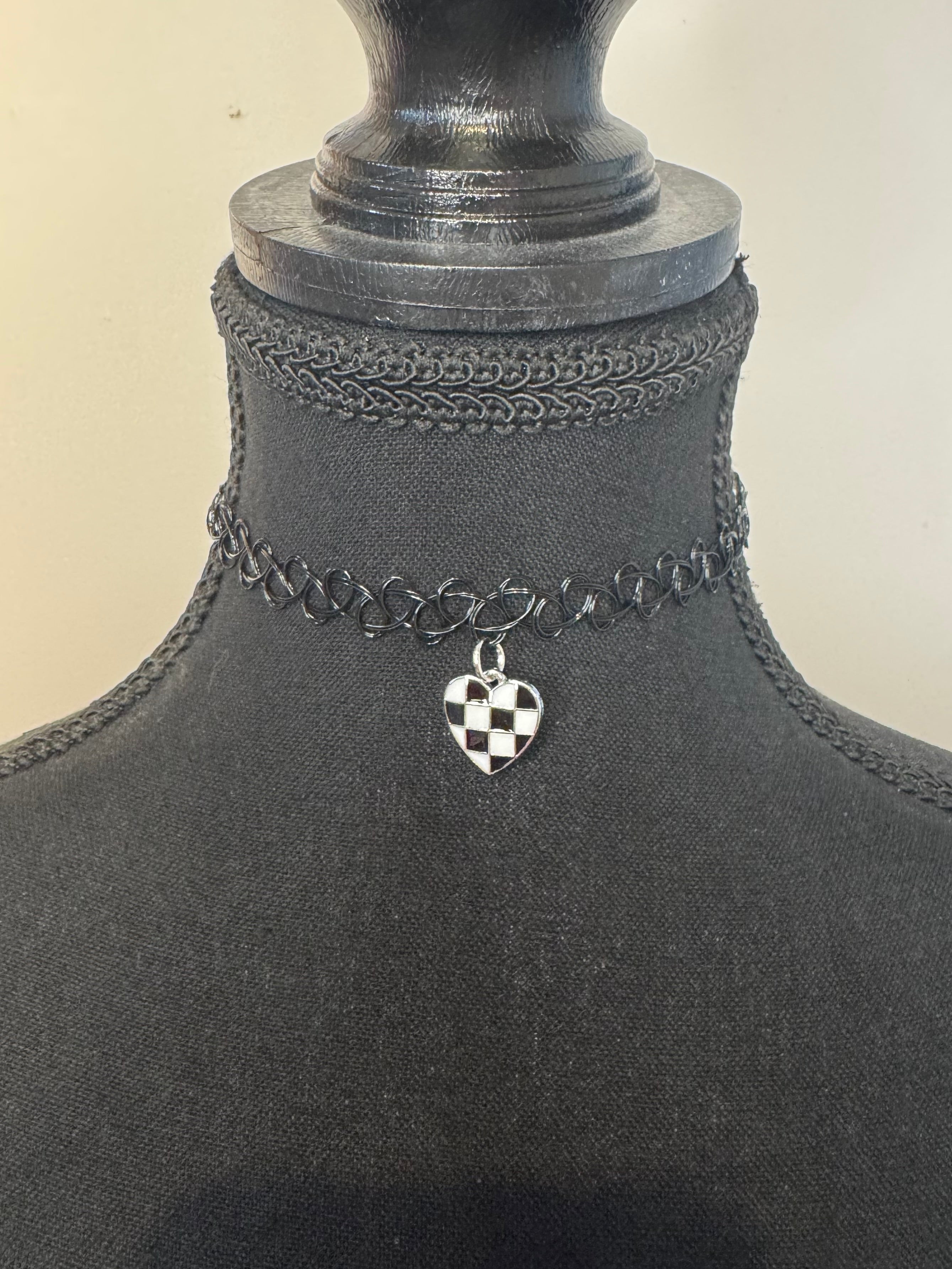 CHECKERED HEART CHOKER
