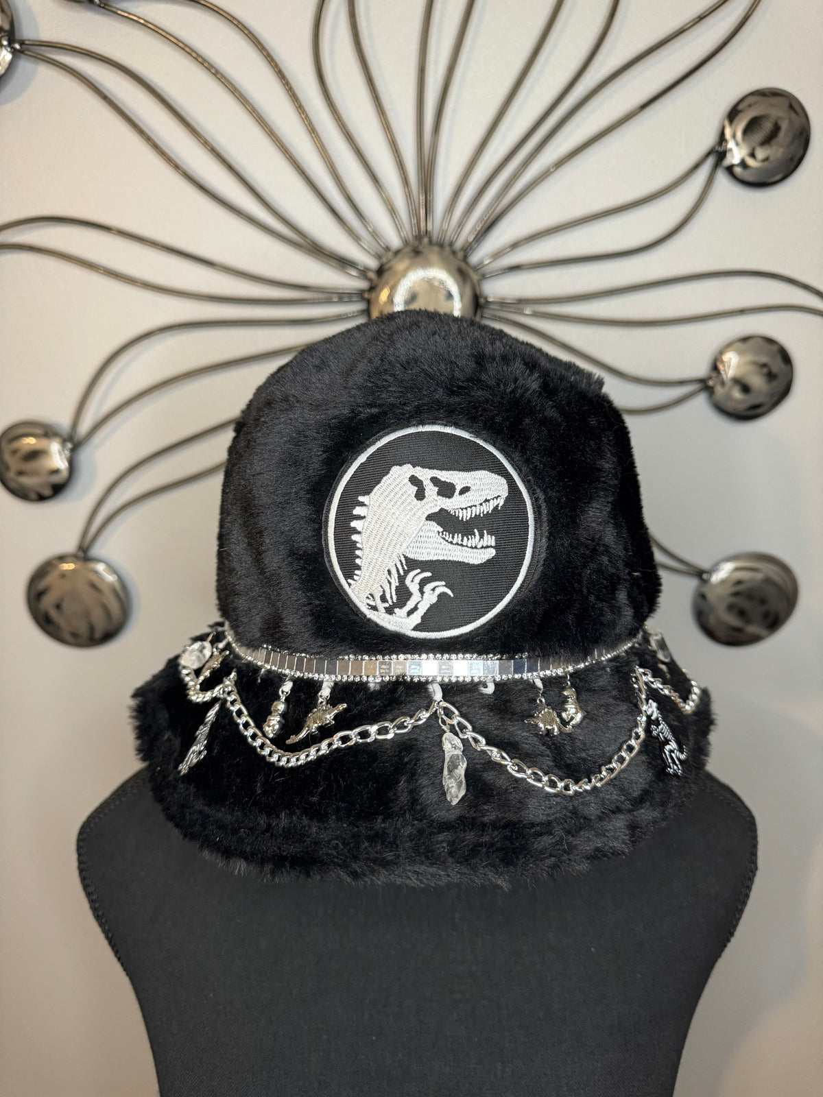 DINO CHAINS FURRY BUCKET HAT