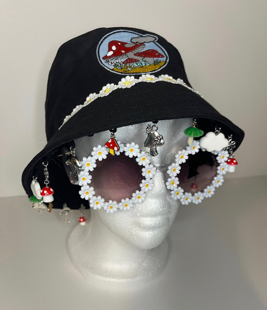 MUSHROOM DAISIES BUCKET HAT