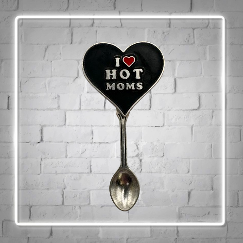 I LOVE HOT MOMS NECKLACE
