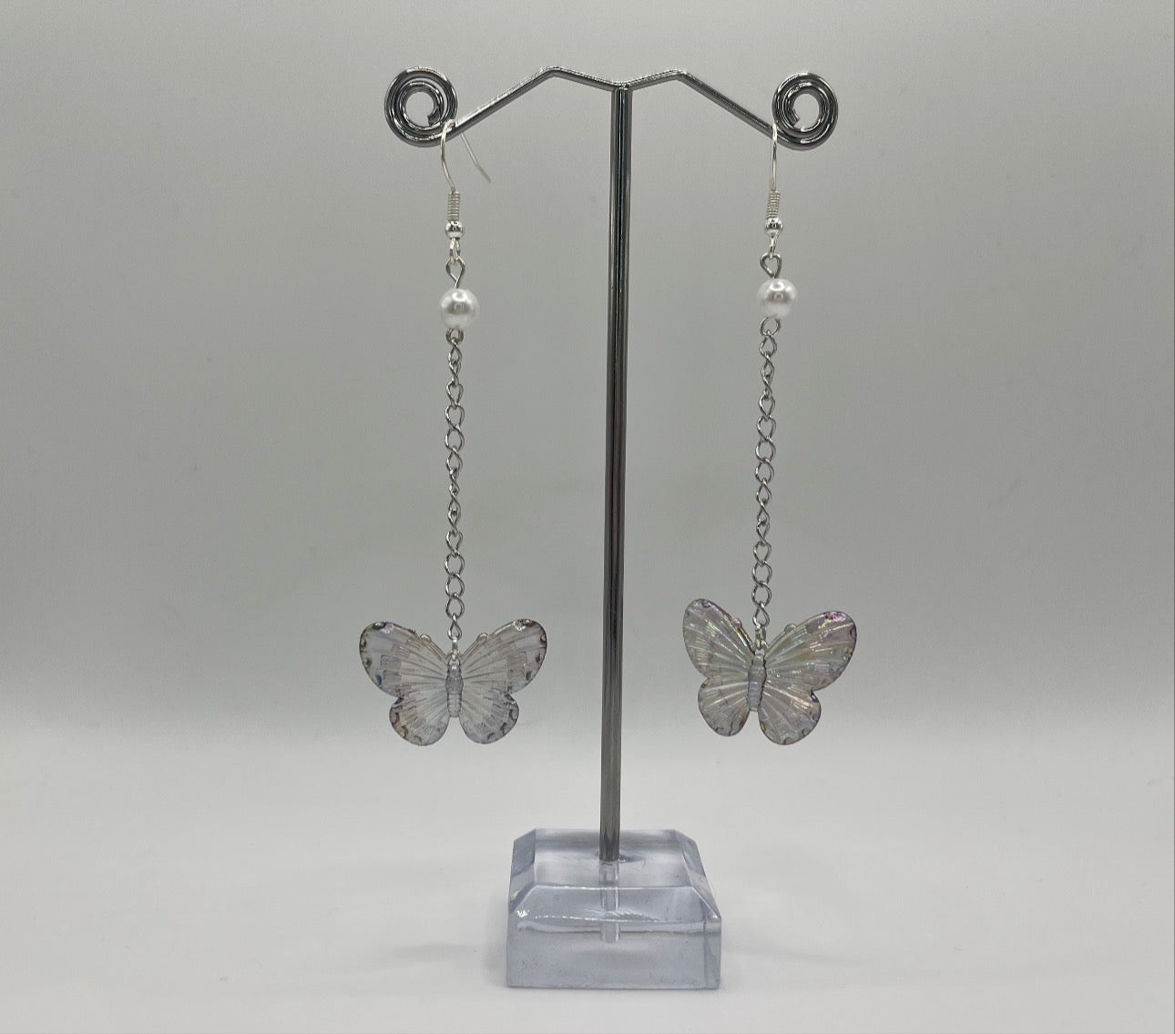 DANGLING BUTTERFLY PEARL EARRINGS