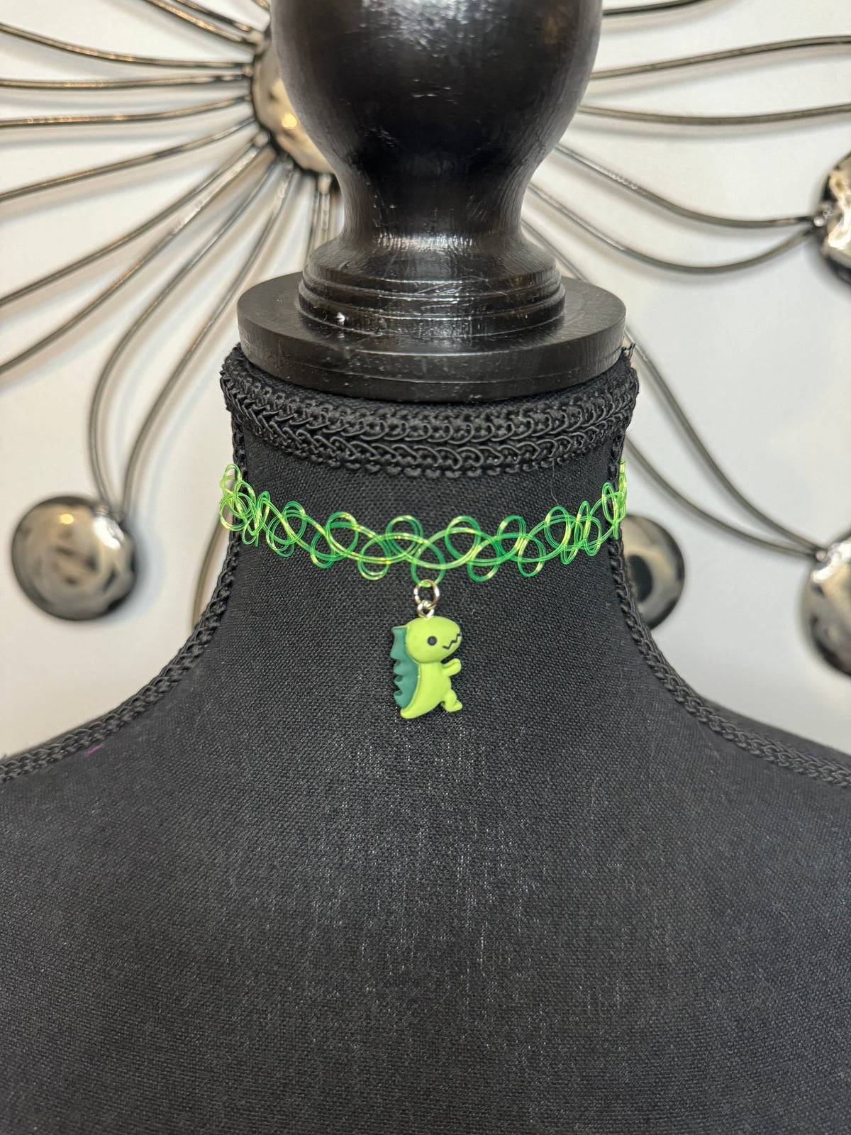 GREEN DINO CHOKER