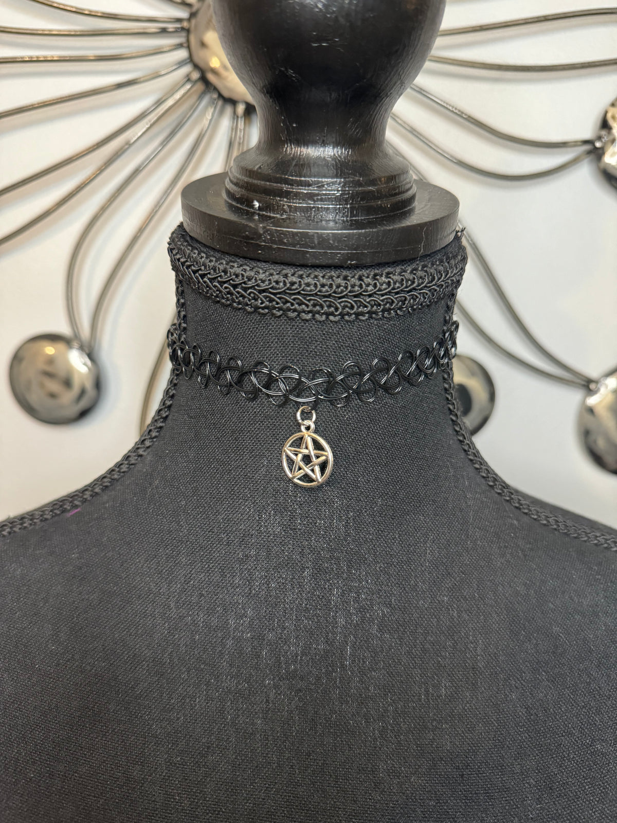 PENTAGRAM CHOKER