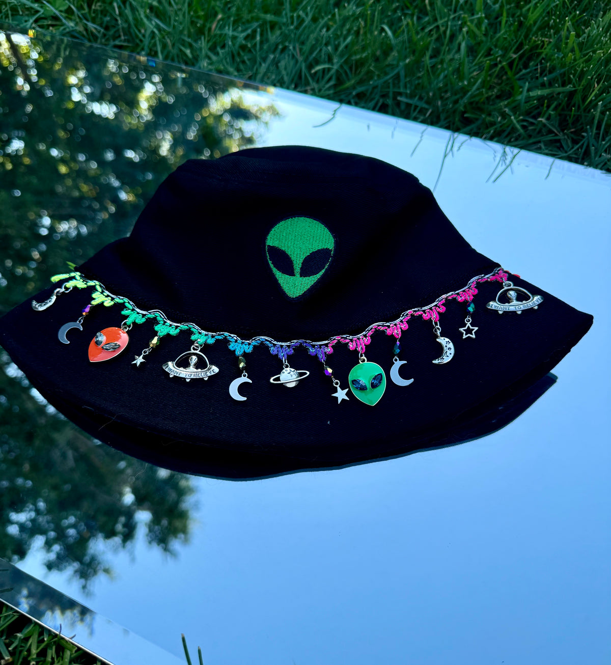 ALIEN GALAXY BUCKET HAT