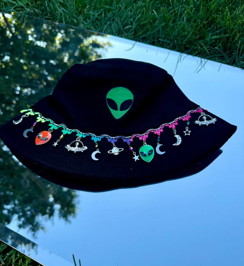 ALIEN GALAXY BUCKET HAT