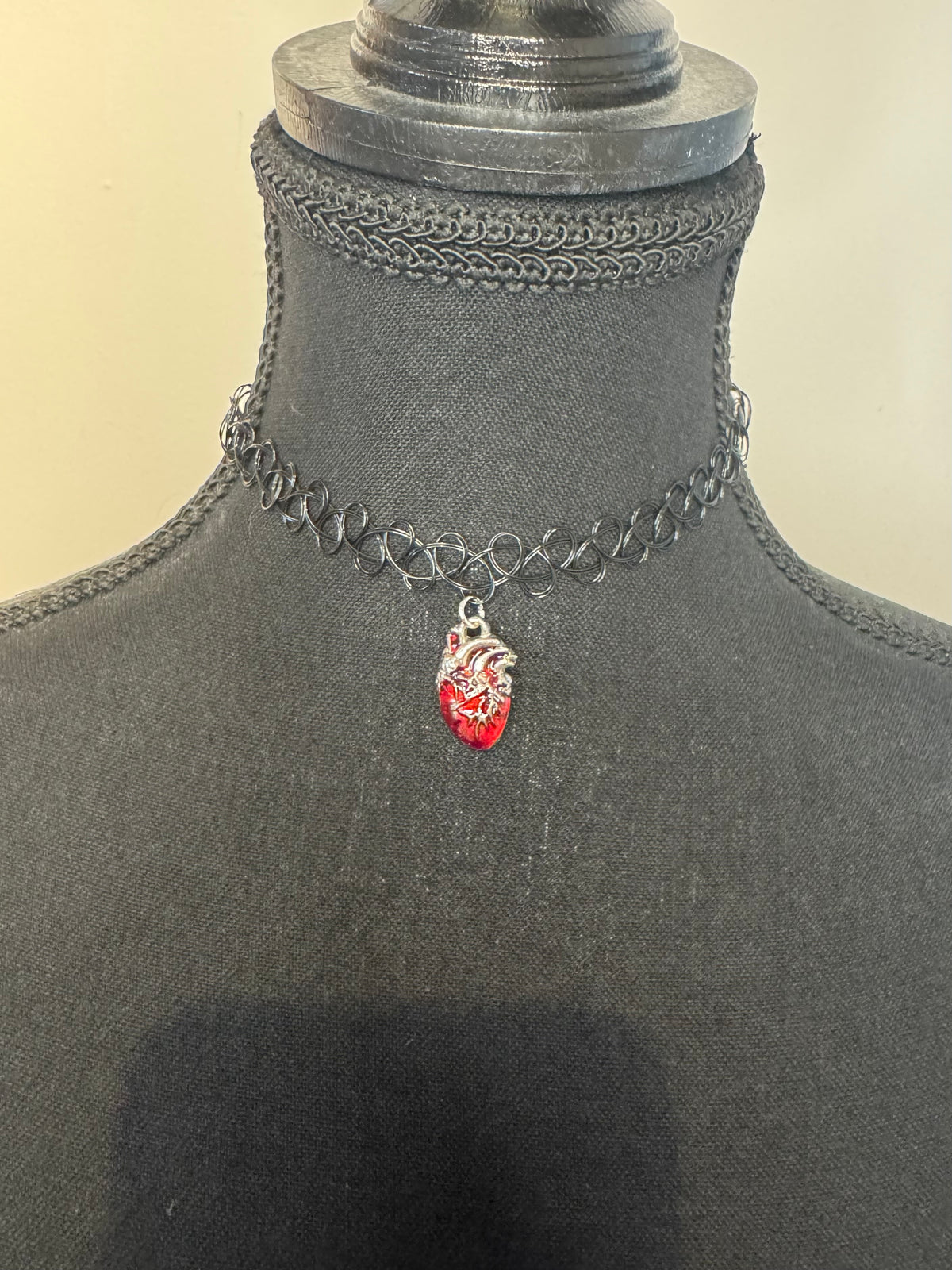 BEATING HEART CHOKER