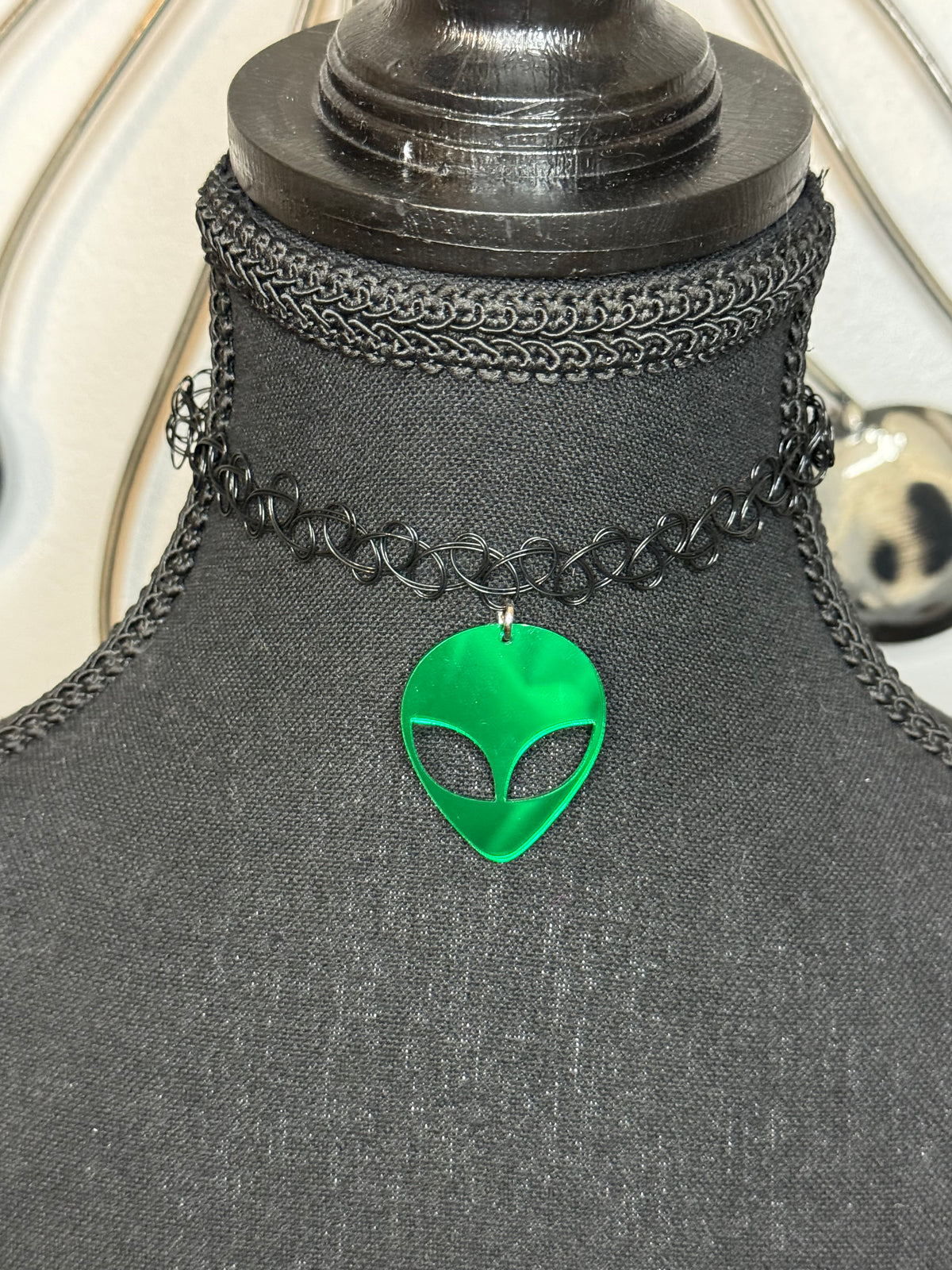 GREEN REFLECTIVE ALIEN CHOKER