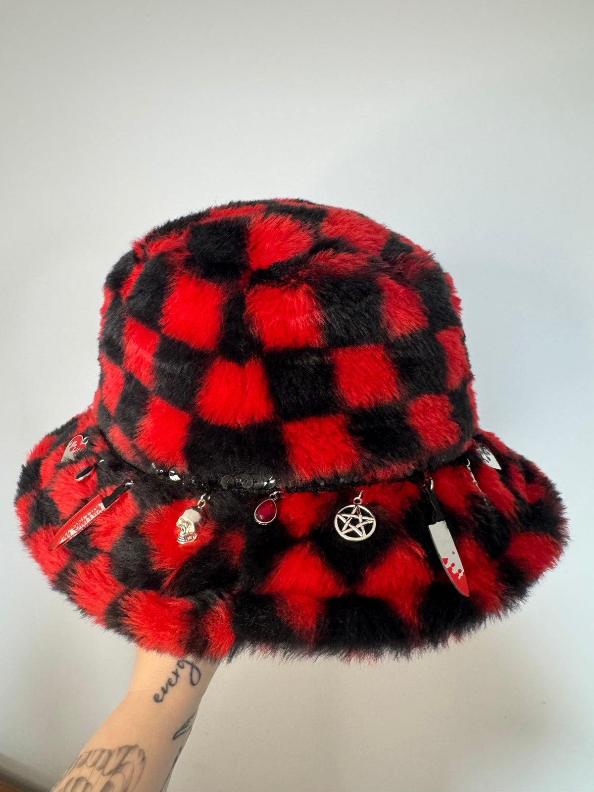 KILLIN IT CHECKERED FURRY BUCKET HAT