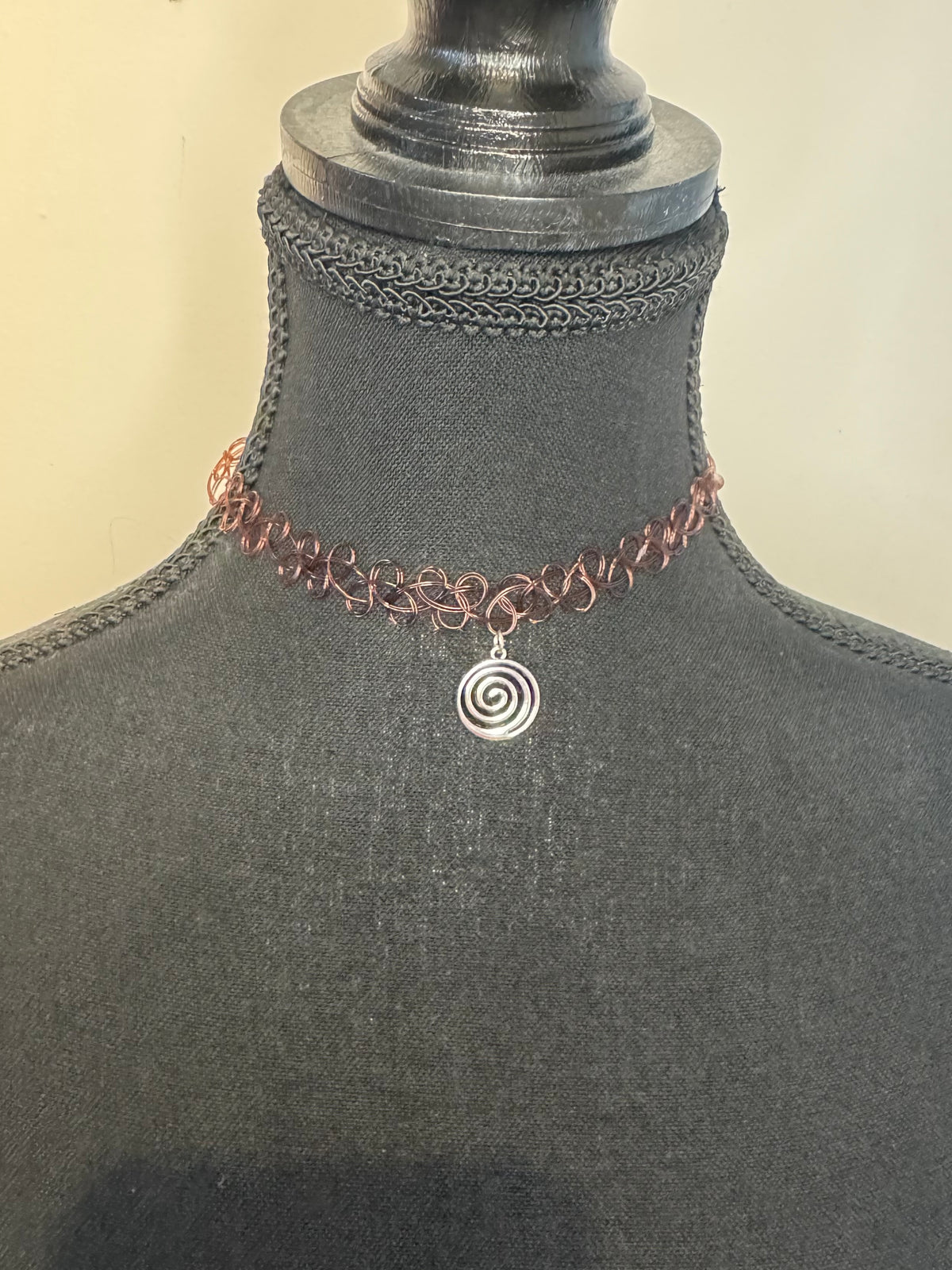 SWIRL BROWN CHOKER