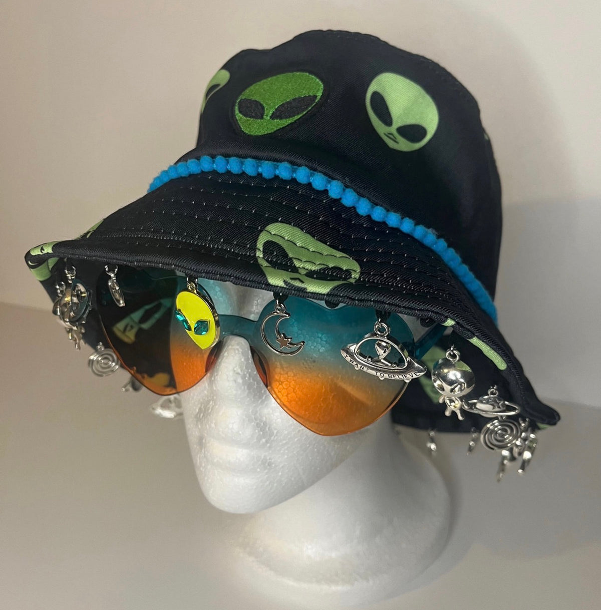 ALIEN VIBES BUCKET HAT