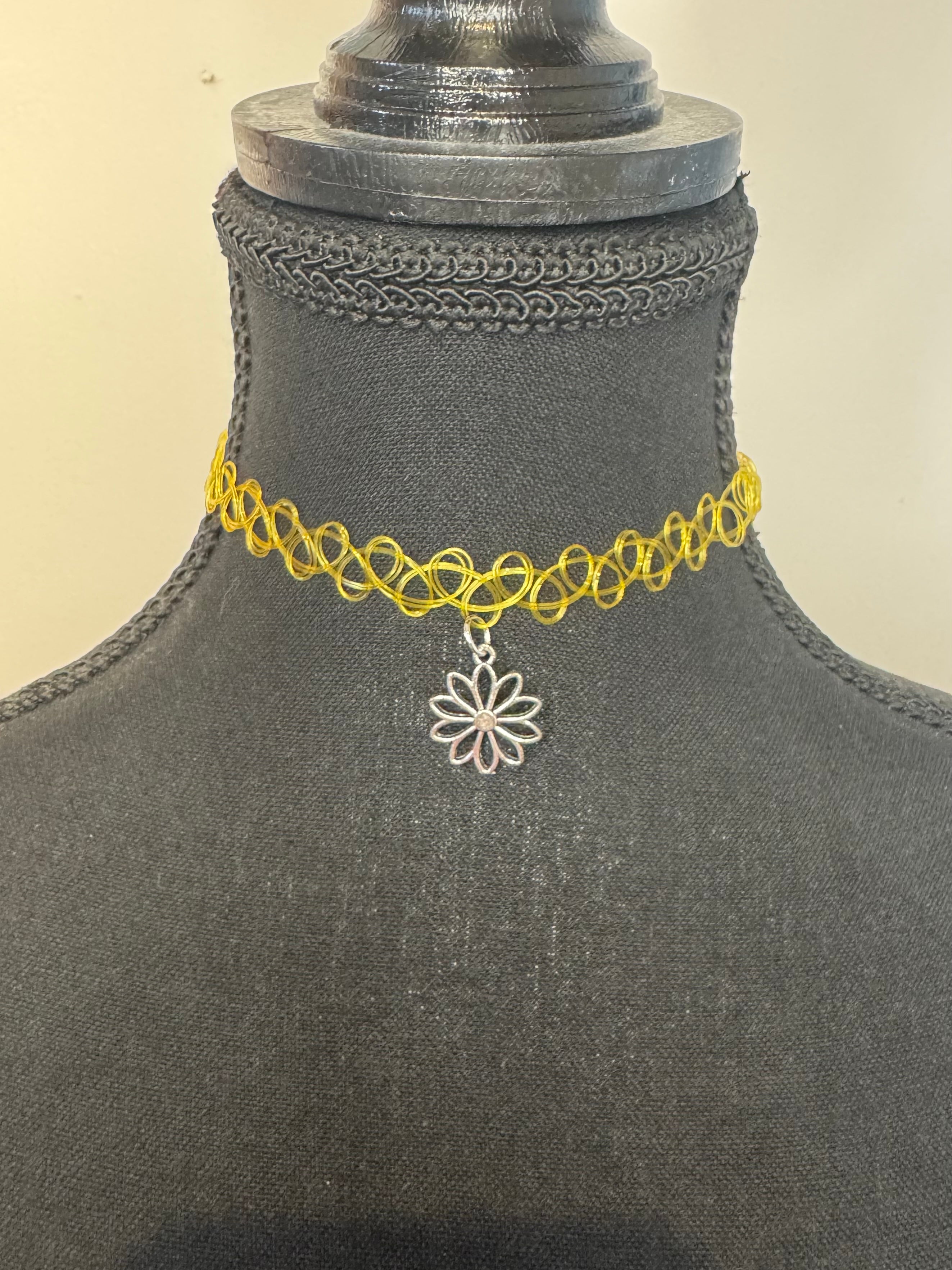 YELLOW DAISIES CHOKER