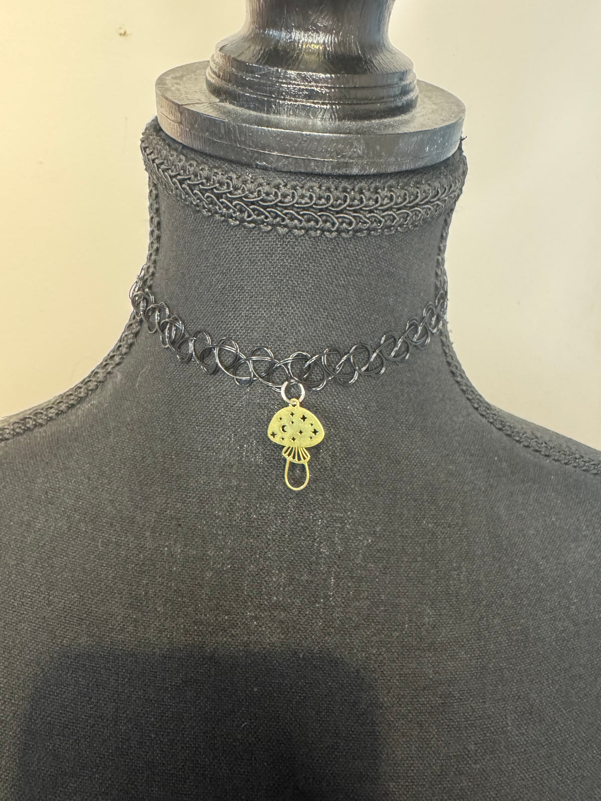 GOLD MUSHROOM CHOKER