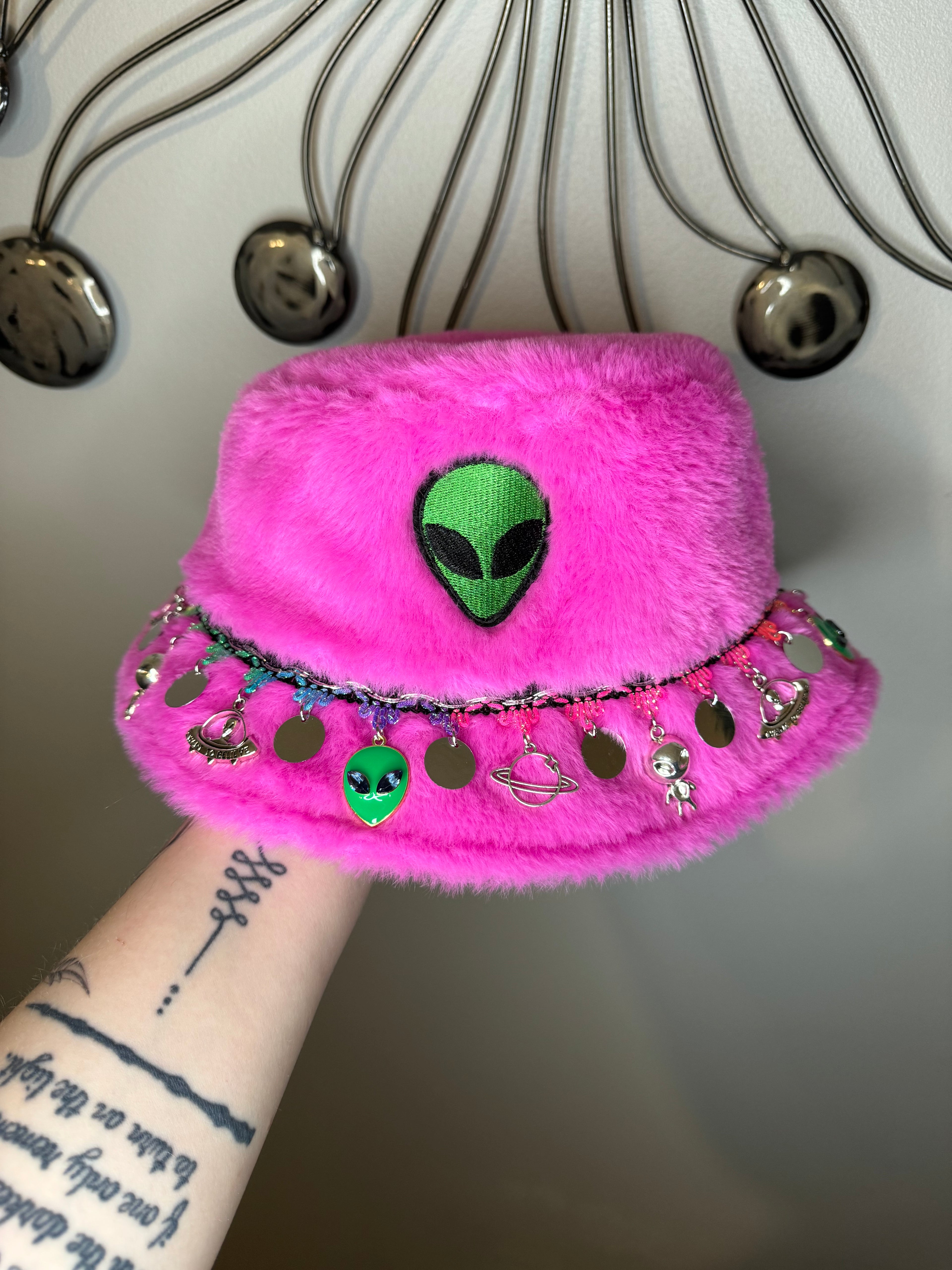 ALIEN PINK FURRY BUCKET HAT
