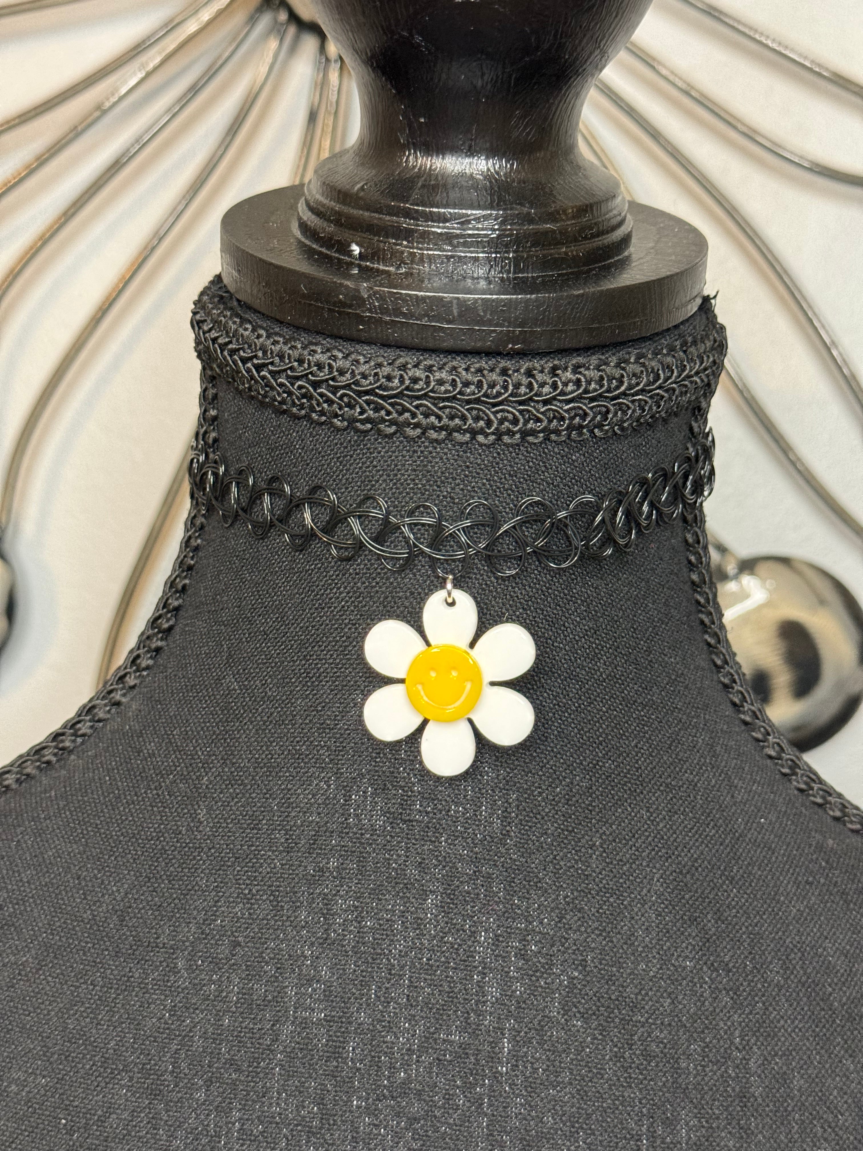 SMILING DAISY CHOKER