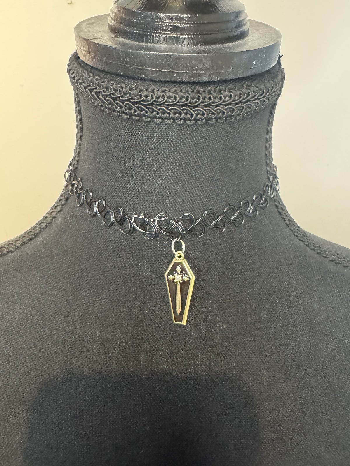 COFFIN CHOKER