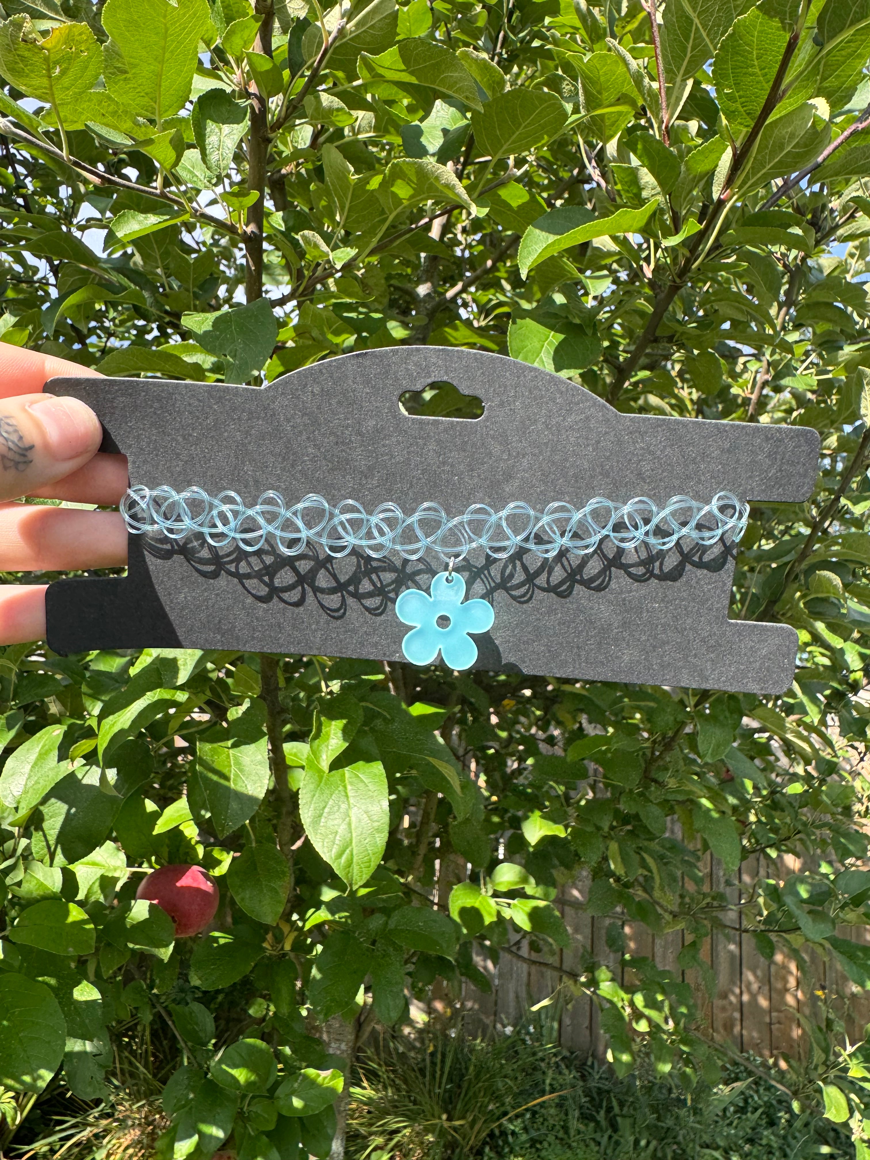 LIGHT BLUE FLOWER CHOKER