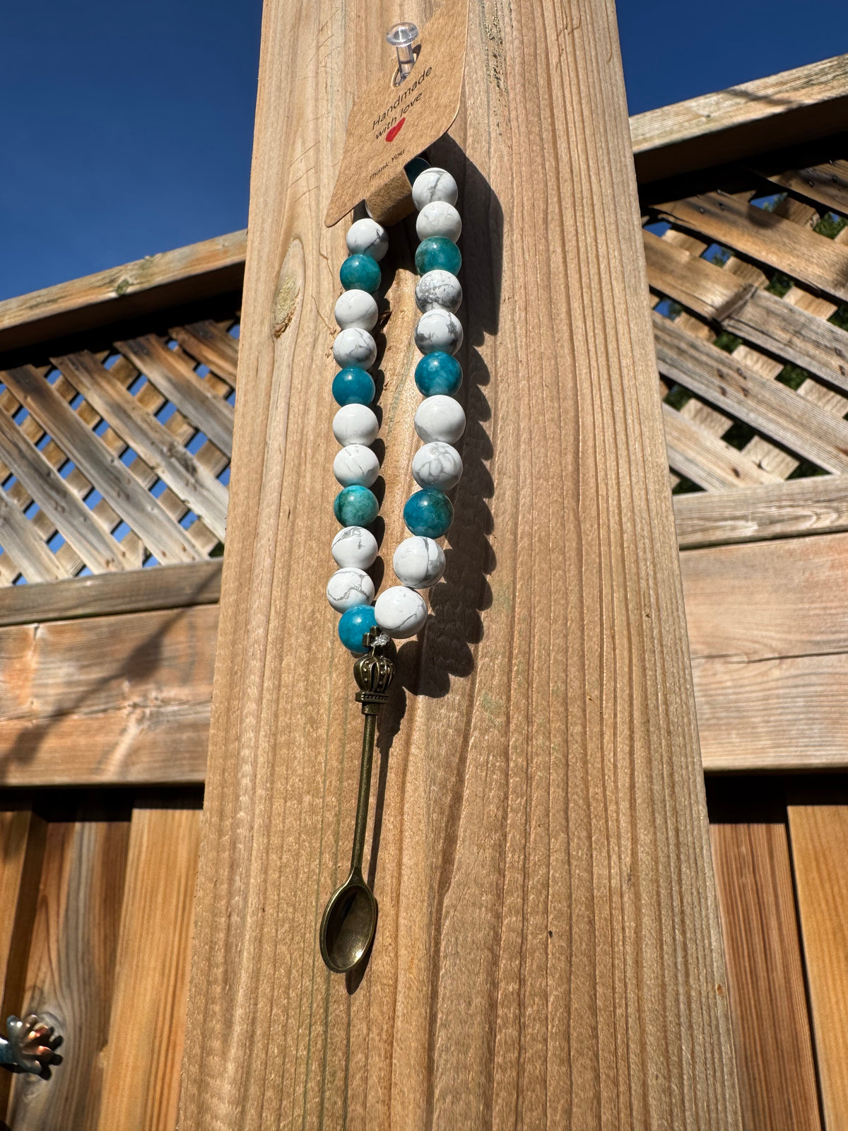 WHITE TURQUOISE HOWLITE & BLUE APATITE JADE STONE BEAD BRACELET