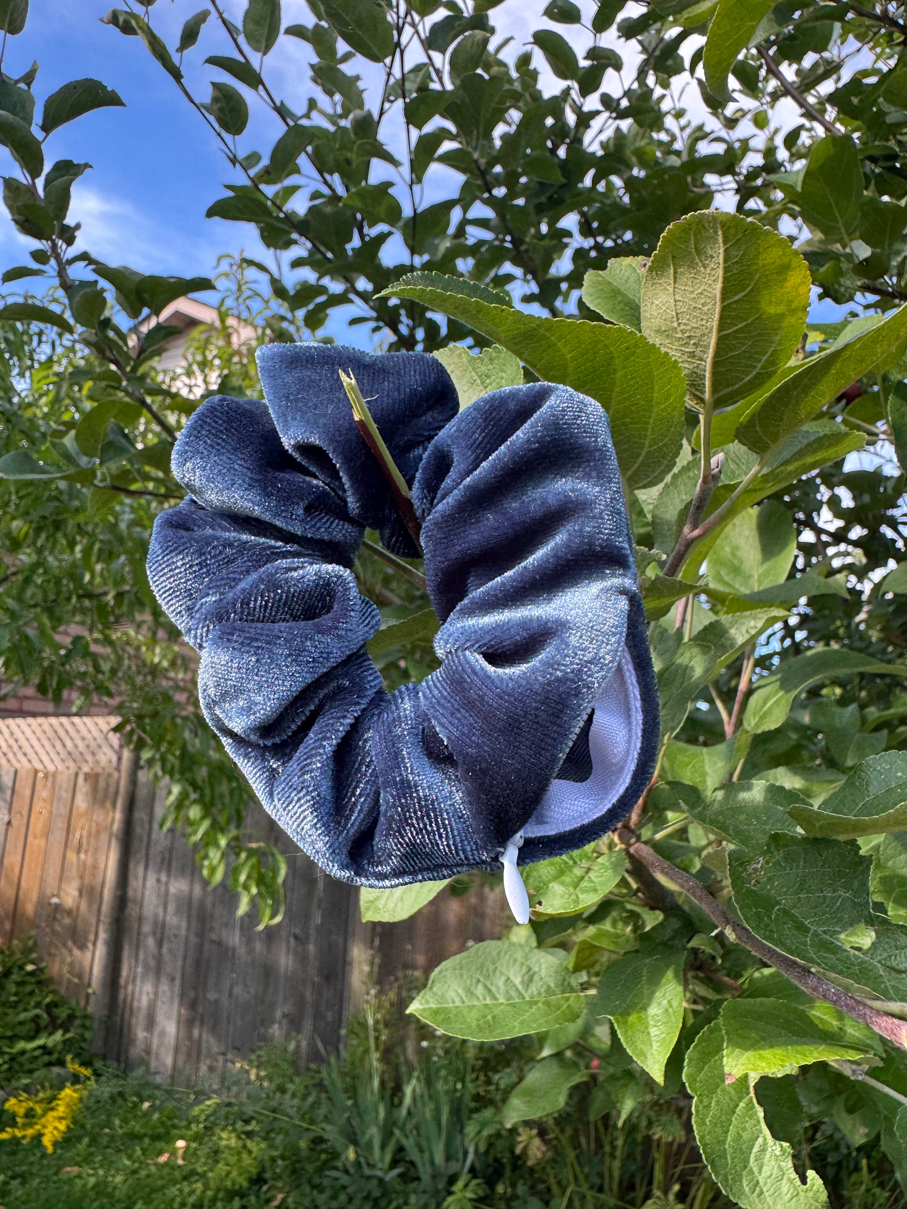 NAVY BLUE POCKET SCRUNCHIE