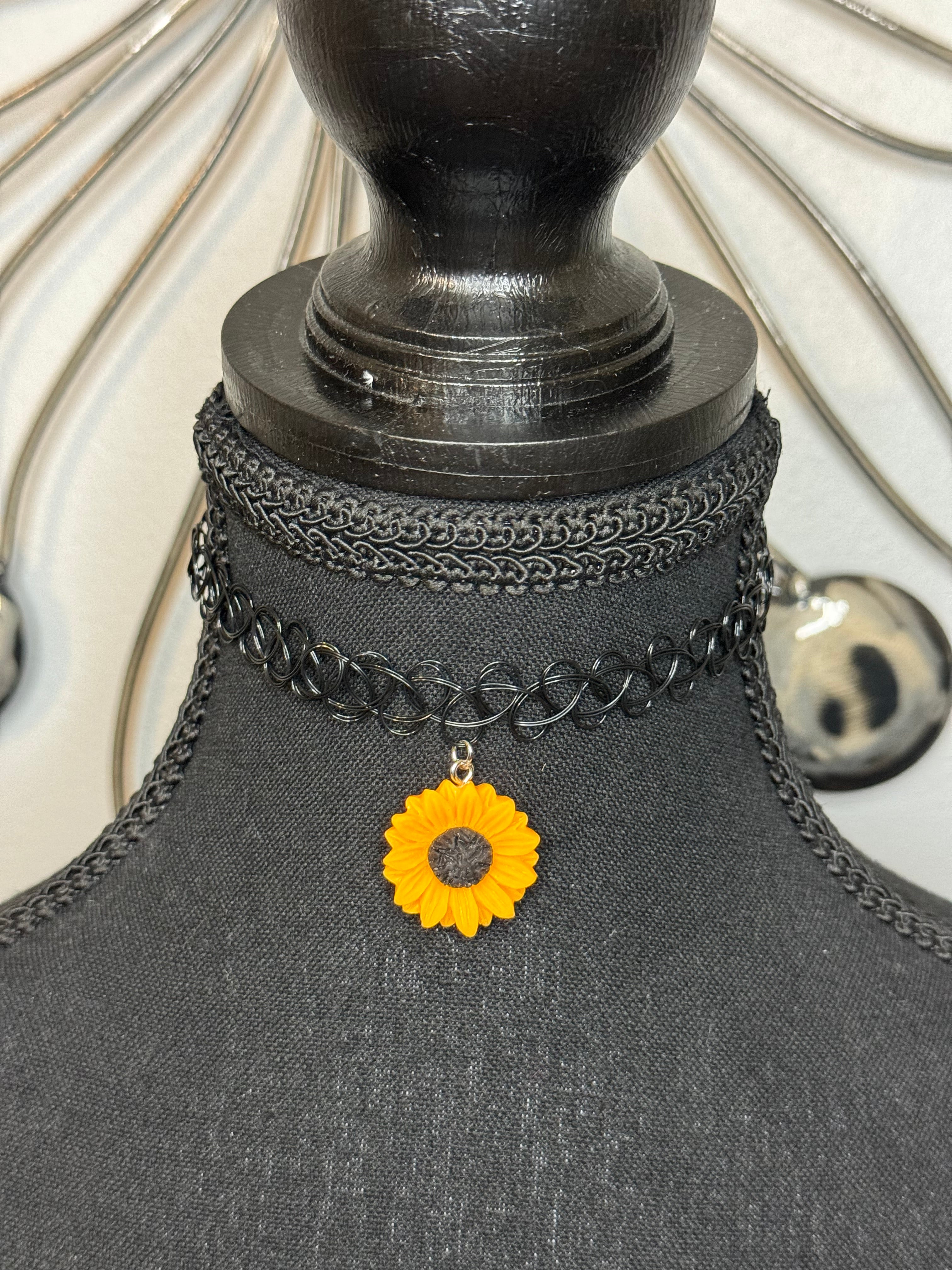 MEDIUM SUNFLOWER CHOKER