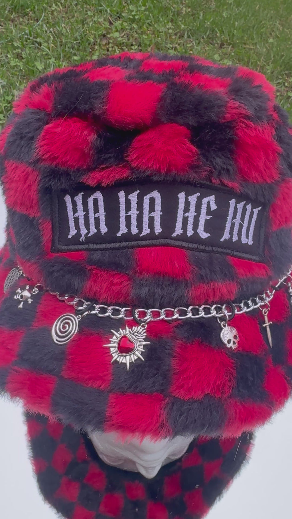 CHECKERED HAHAHEHU BUCKET HAT